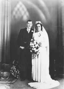 876441 Portret (trouwfoto) van Jan Hendrik de Winter uit Wijk C te Utrecht en Johanna Oostendorp.N.B. Jan Hendrik is de ...